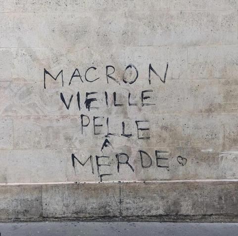 Tag sur un mur : "Macron vieille pelle à merde"
